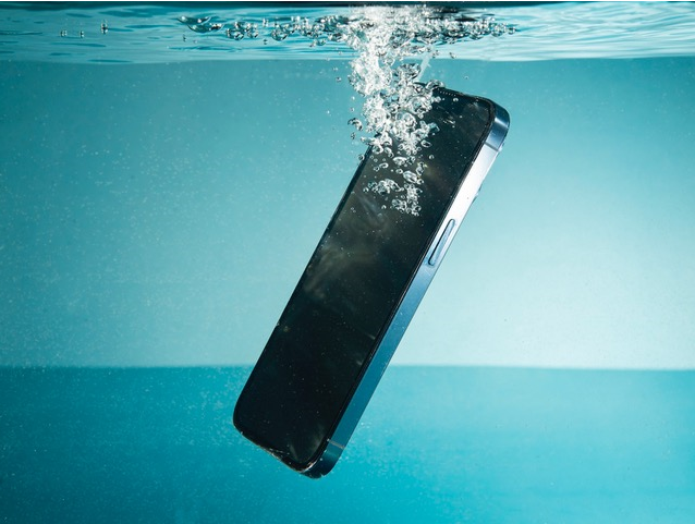 iPhone Tombé dans l&rsquo;Eau ? Guide Complet pour le Sauver et le Réparer
